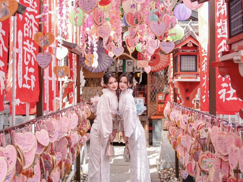 Why not enjoy a special day out in a lace kimono?