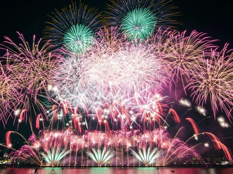 Enjoy Osaka’s Yodogawa Fireworks Festival in a Beautiful Kimono – October 18, 2025  Get ready for one of Osaka’s most spectacular events — the Yodogawa Fireworks Festival, taking place on October 18, 2025! This annual event lights up the Osaka night sky w